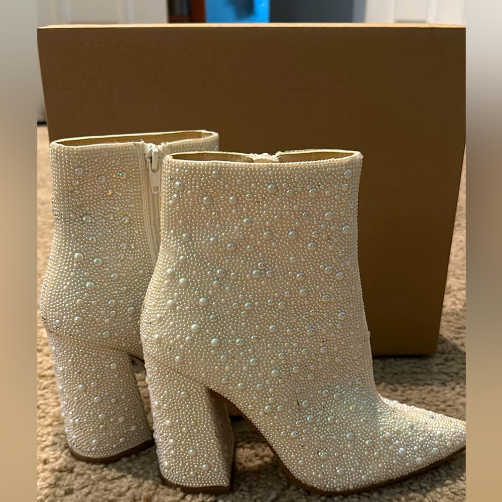 Steven Madden Nelle White Boots